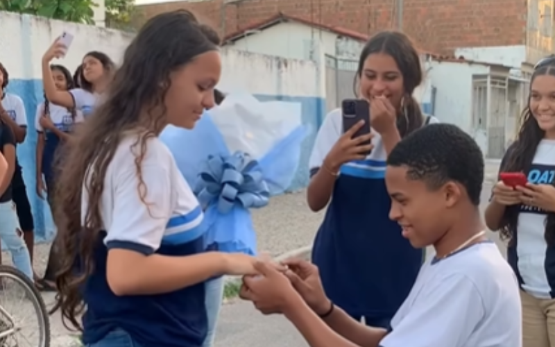 Garoto leva flores para pedir menina em namoro na escola e vídeo derrete corações; vídeo